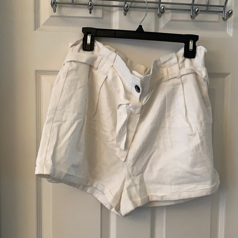 White shorts nwt USA size 12 or Ireland size 16 has a belt and two pockets